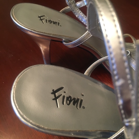 Stunning silver heels, get your holiday glam on! - Picture 3 of 6